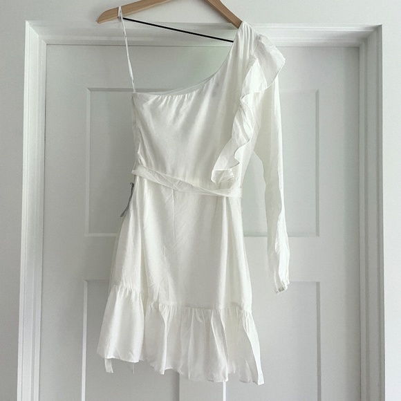 ❤️ NWT Lulus Lulu's Weekend Wonder White One Shoulder Ruffle Mini Dress Small - Picture 4 of 10